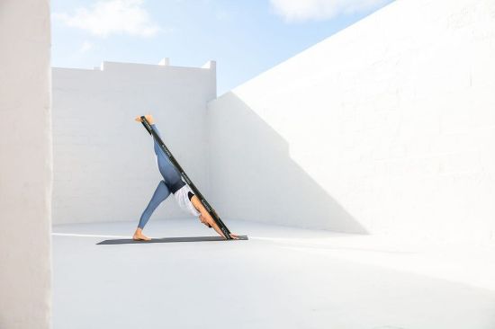 Bild von "RESIST BAND", schwarz